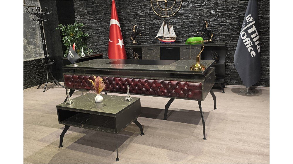  Kişiselleştirilebilir yönetici masa takımı, kapitoneli ön paneli, mermer desenli tablası ve metal ayakları ile modern ofis ortamında sergileniyor. Yeşil, bordo, gri ve kahve renk seçenekleri mevcuttur.